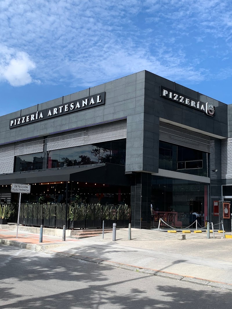 Di Martina Pizzería Artesanal exterior — modern restaurant in Barrios Unidos, Bogotá